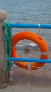 青岛首发：网友爆料绳缆被盗 海边救生圈该管管了